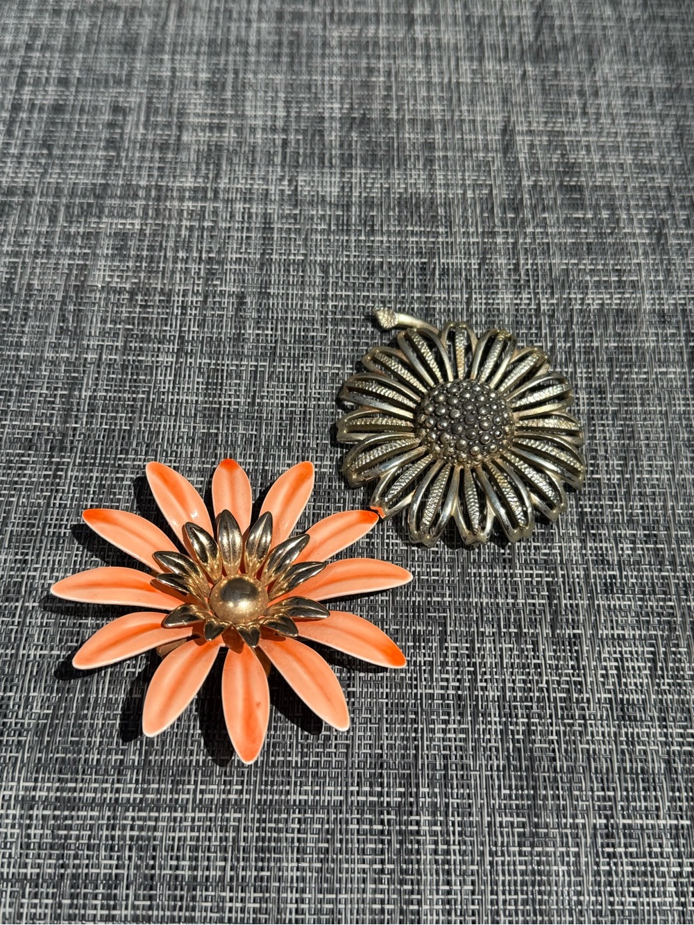 Set of 2 Sarah Coventry Large Flower Brooches - Picture 3 of 8